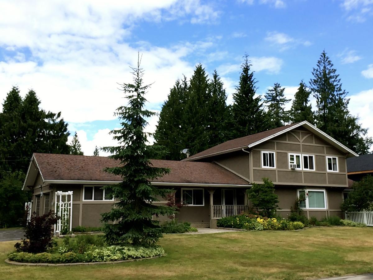 Alpenrose Revelstoke Bed & Breakfast Exterior foto